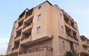 Stunning Apartment In Marina Di Strongoli